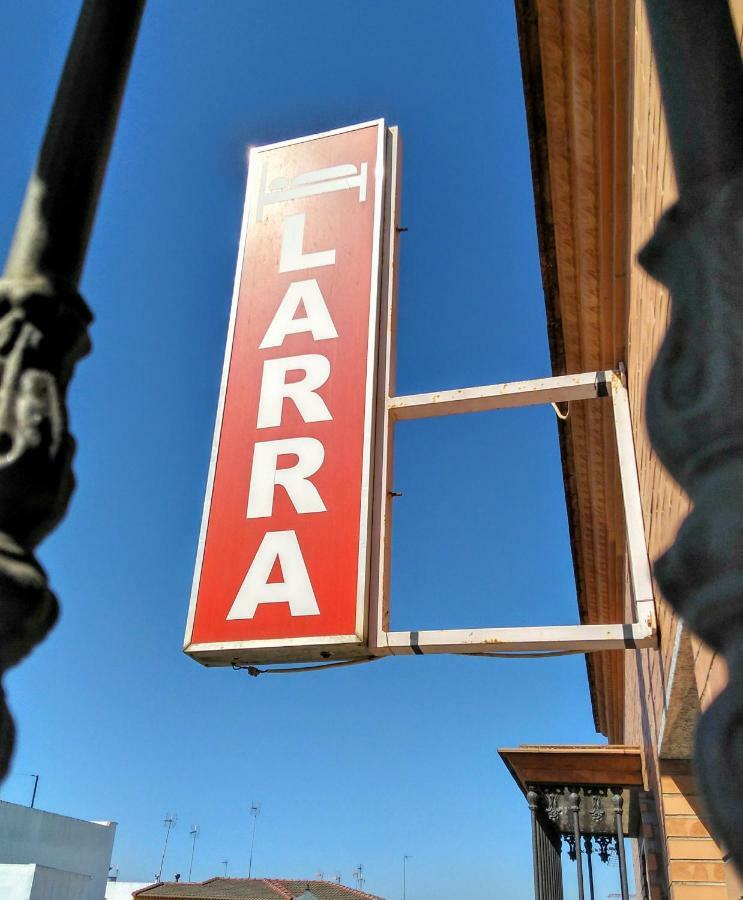 Pension Larra Mairena De Alcor Kültér fotó
